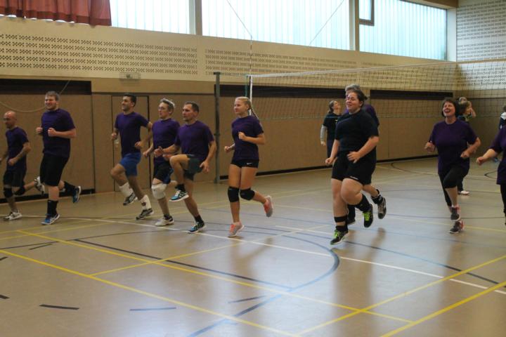 Volleyball Mixed beim Aufwärmen